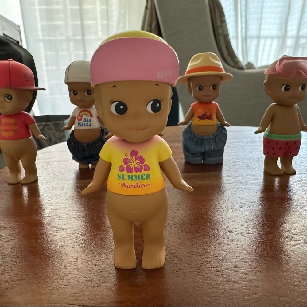 Sonny Angel - Summer vacation 2017  

Yellow/pink shirt and hat.